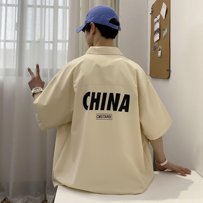 Vyriškų marškinių platus modelis su 3/4 rankovėmis ir aplikacijomis nugaroje