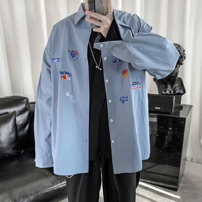 Широк модел мъжка риза с цветни апликации и копчета