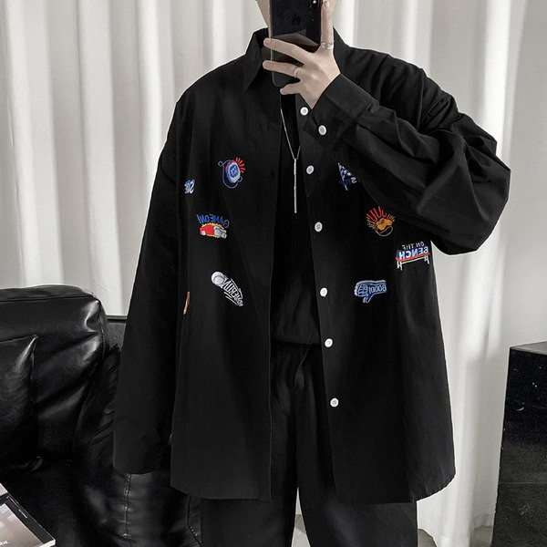 Широк модел мъжка риза с цветни апликации и копчета