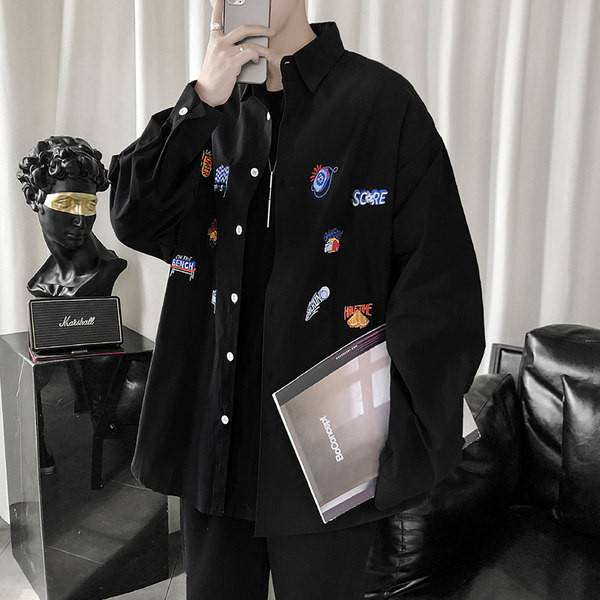 Широк модел мъжка риза с цветни апликации и копчета