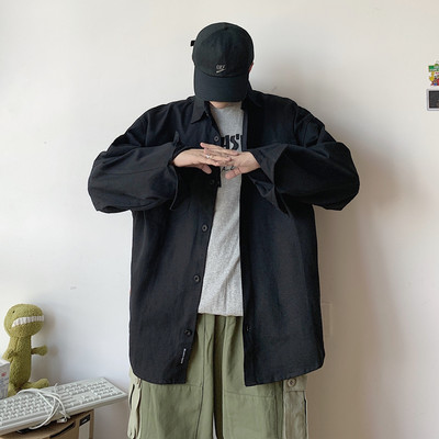 Модерна мъжка риза с джобове и класическа яка