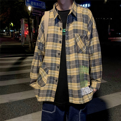 Карирана риза с джоб и цветни надписи