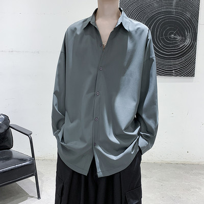 Едноцветна широка мъжка риза с копчета и класическа яка