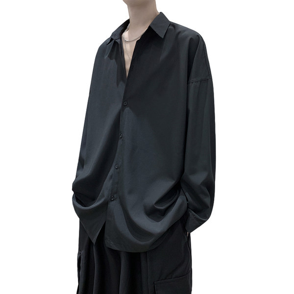 Едноцветна широка мъжка риза с копчета и класическа яка