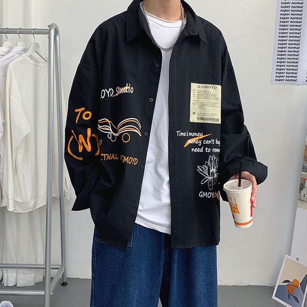 Широка мъжка риза с цветни надписи и апликации