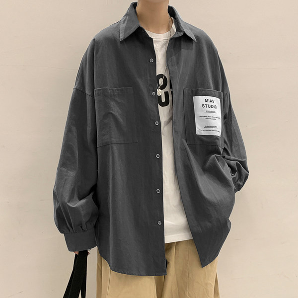 Широк модел мъжка риза с дълъг ръкав и емблема 