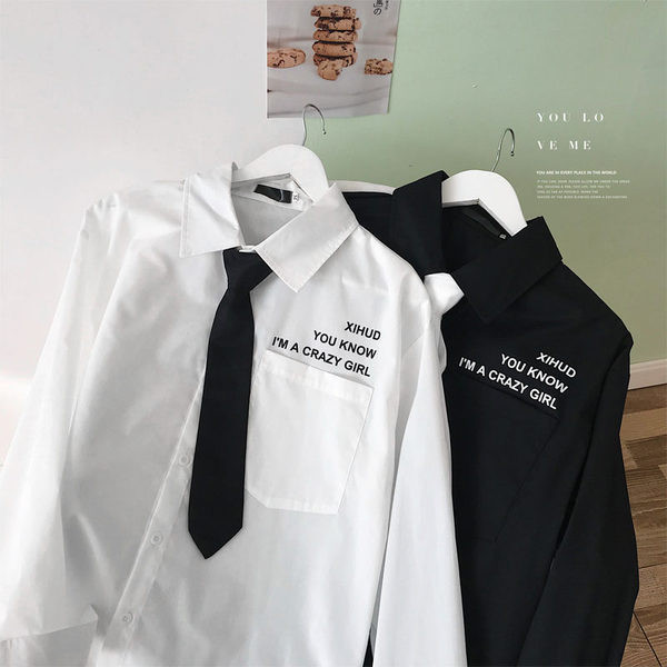 Мъжка риза с вратовръзка и надписи 