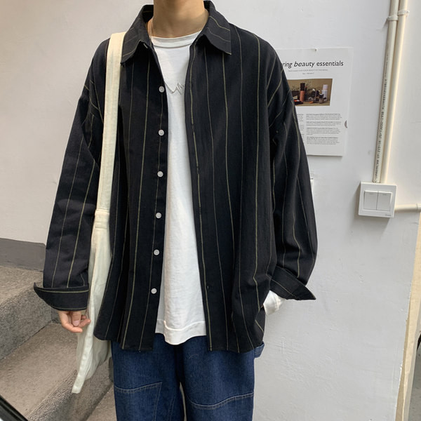 Широк модел раирана риза с класическа яка и дълъг ръкав