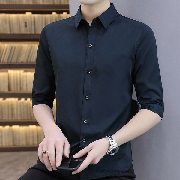 Модерна мъжка риза с класическа яка-изчистен модел