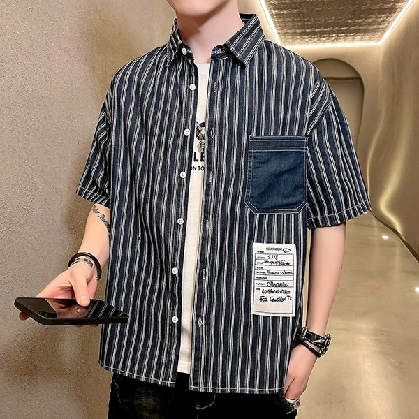 Раирана мъжка риза с джоб и емблема