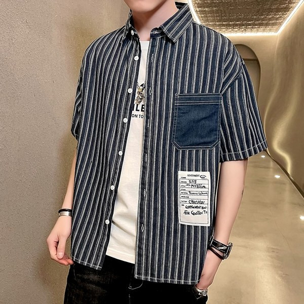 Раирана мъжка риза с джоб и емблема