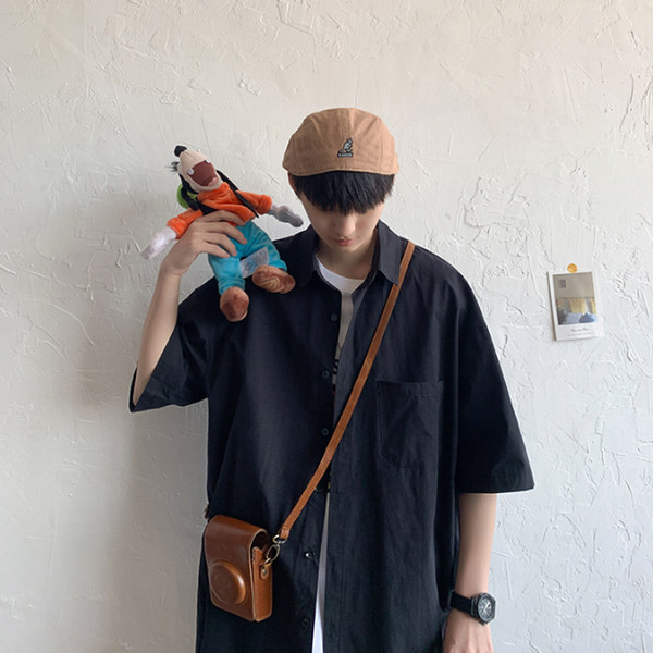 Изчистен модел едноцветна риза с копчета