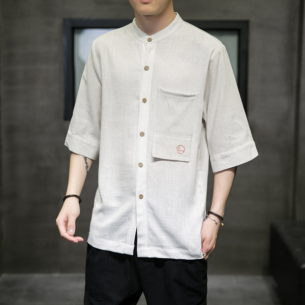 Изчистен модел мъжка риза с джоб и ниска яка