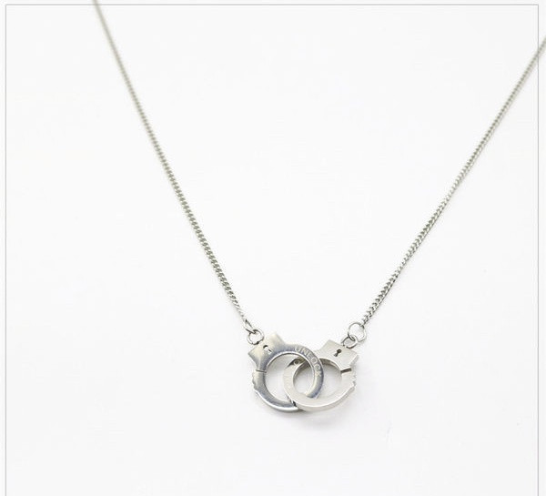 Модерна мъжка верижка с висулка белезници