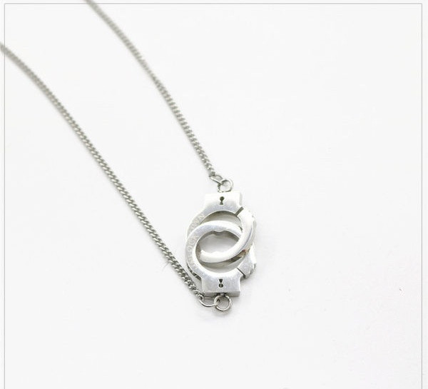 Модерна мъжка верижка с висулка белезници