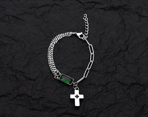 Стилна мъжка гривна с декоративен камък и висулка кръст