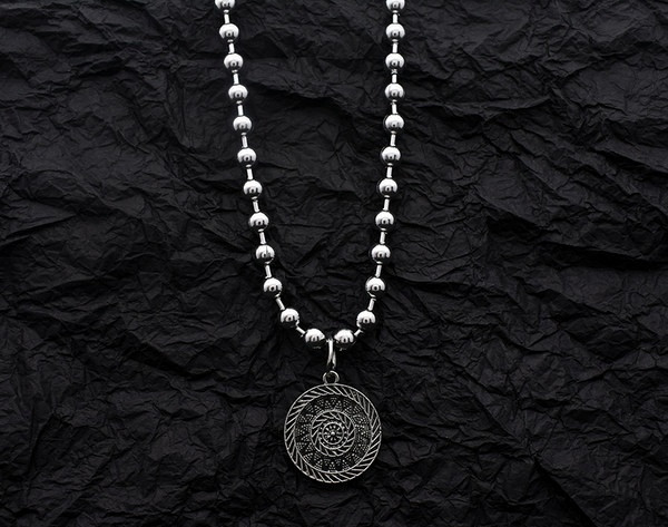 Moderan muški lanac s okruglim privjeskom