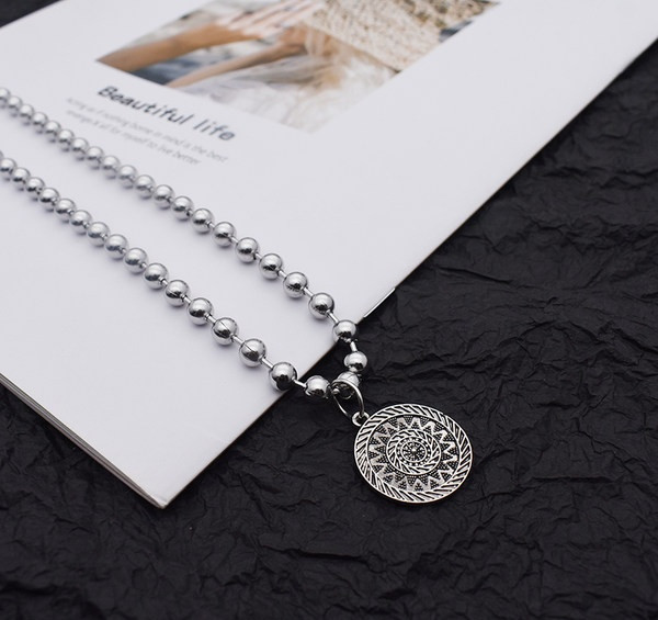 Moderan muški lanac s okruglim privjeskom