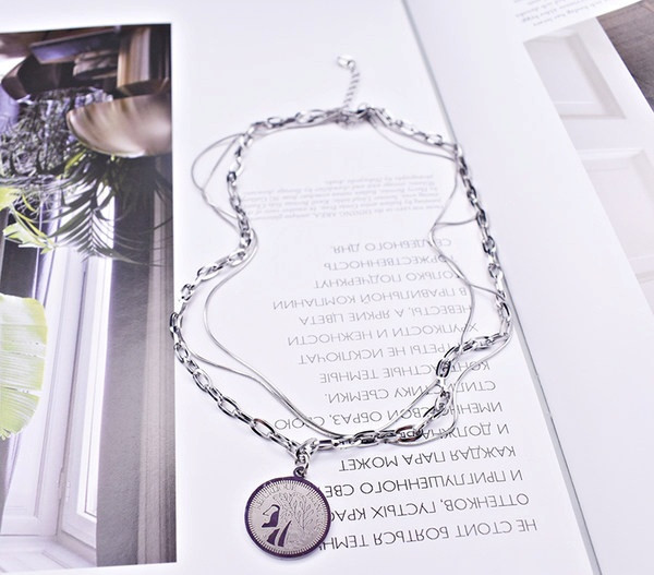 Dugi moderni čelični lanac s privjeskom