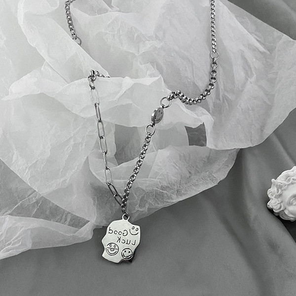 Moderan muški lanac s privjeskom i natpisom Sretno