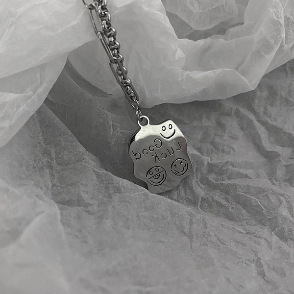 Moderan muški lanac s privjeskom i natpisom Sretno