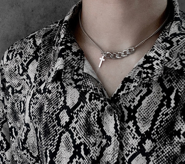 Moderni muški kratki model lančića s križnim privjeskom