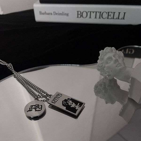 Aktualan muški dugi lančić sa dva privjeska