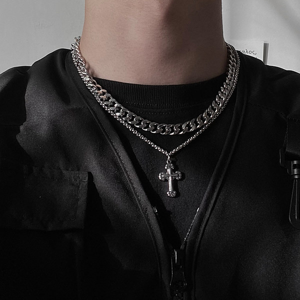Moderna vīriešu ķēde ar piekarināmu krustiņu