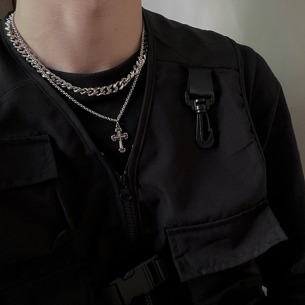 Moderna vīriešu ķēde ar piekarināmu krustiņu