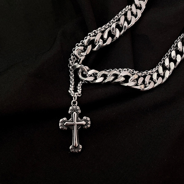 Moderna vīriešu ķēde ar piekarināmu krustiņu