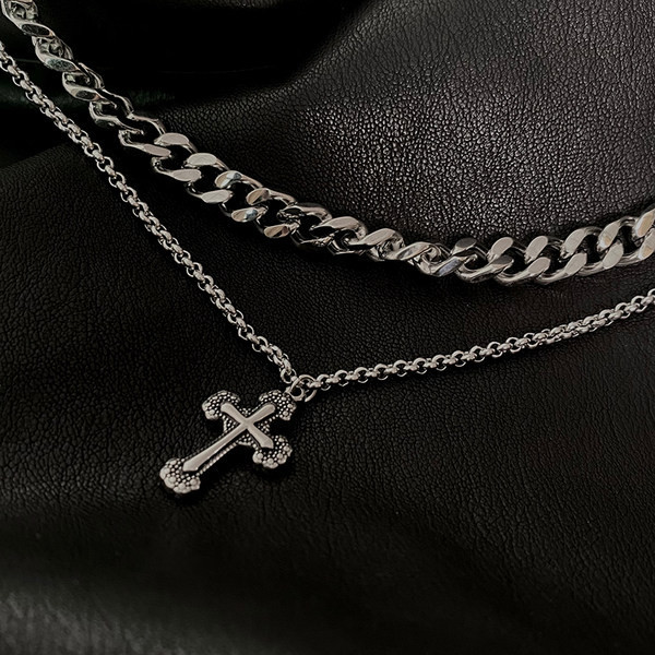 Moderna vīriešu ķēde ar piekarināmu krustiņu