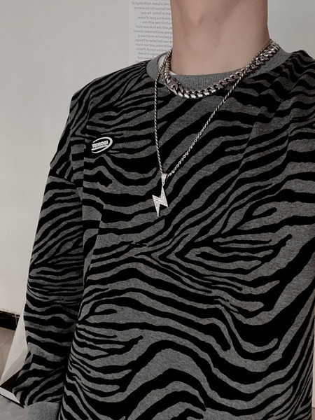 Moderan muški lanac s privjeskom u obliku munje