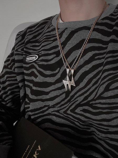 Moderan muški lanac s privjeskom u obliku munje