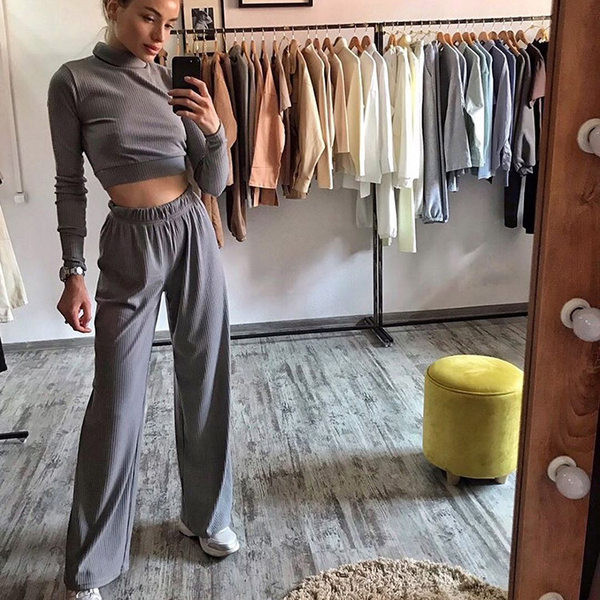 Moderan ženski komplet od samtastog žerseja - poprsje i duge hlače