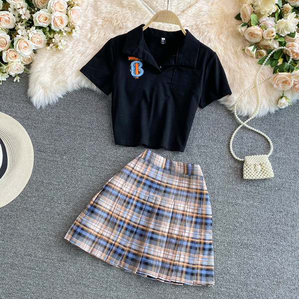 Ženski komplet iz dva dijela sa klasičnom kragnom i visokim strukom