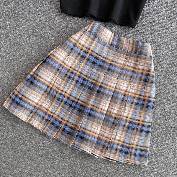 Ženski komplet iz dva dijela sa klasičnom kragnom i visokim strukom