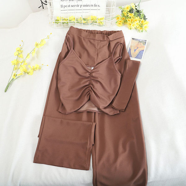 Novi model ženskog kompleta iz dva dijela - majica bez rukava i hlače