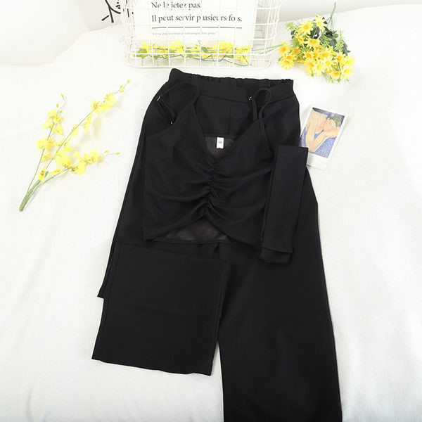 Novi model ženskog kompleta iz dva dijela - majica bez rukava i hlače