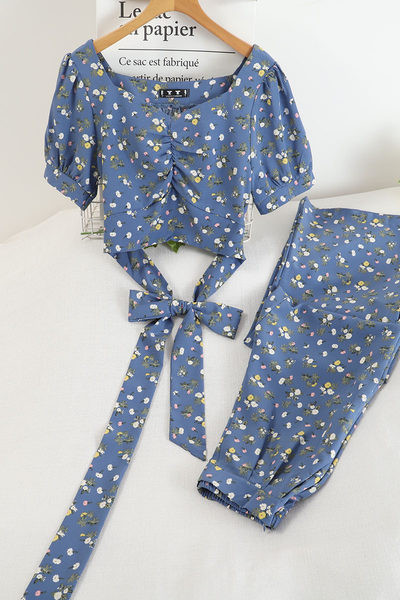 Aktuelan ženski komplet iz dva dijela sa cvjetnim motivima