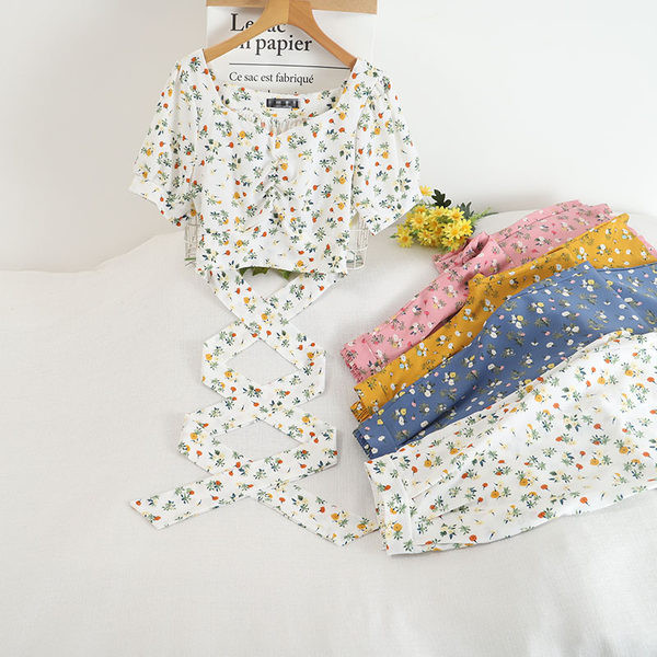 Aktuelan ženski komplet iz dva dijela sa cvjetnim motivima