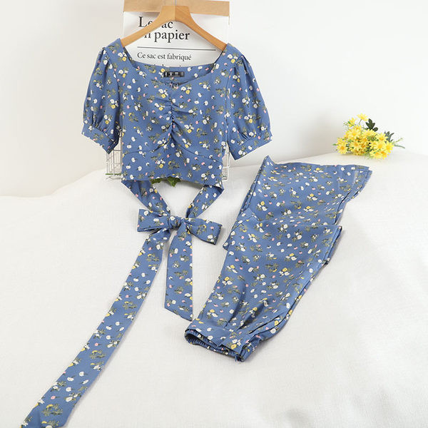 Aktuelan ženski komplet iz dva dijela sa cvjetnim motivima