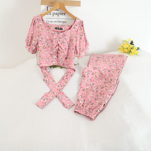 Aktuelan ženski komplet iz dva dijela sa cvjetnim motivima