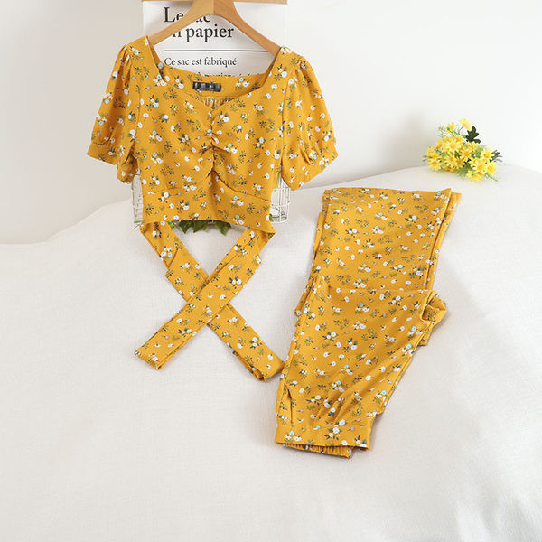 Aktuelan ženski komplet iz dva dijela sa cvjetnim motivima