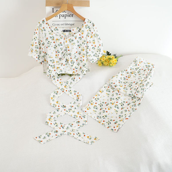 Aktuelan ženski komplet iz dva dijela sa cvjetnim motivima