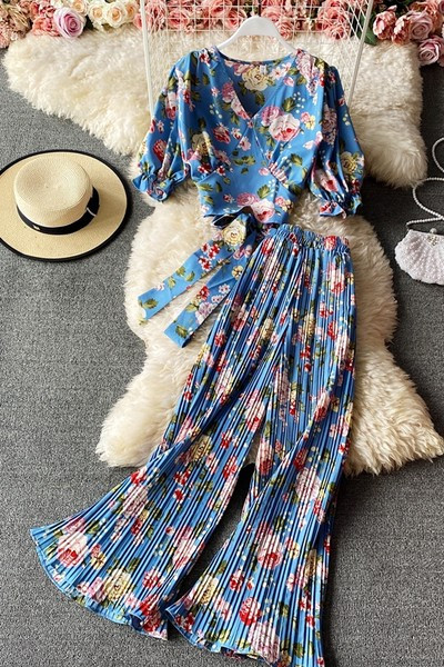 Ženski komplet s cvjetnim uzorkom i dugim plisiranim hlačama