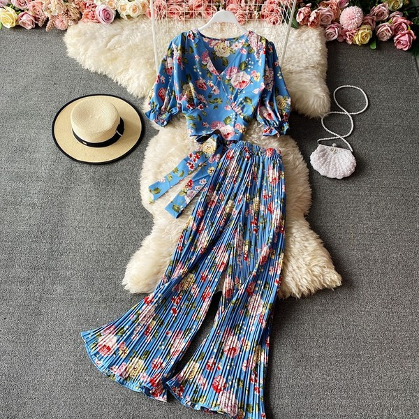 Ženski komplet s cvjetnim uzorkom i dugim plisiranim hlačama