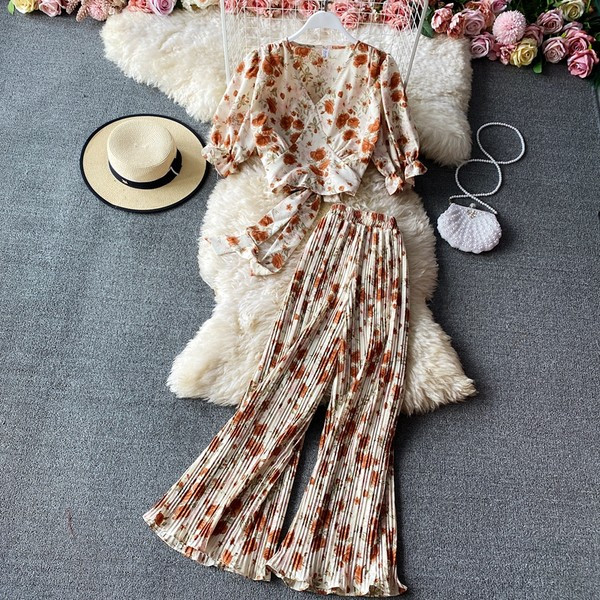 Ženski komplet s cvjetnim uzorkom i dugim plisiranim hlačama