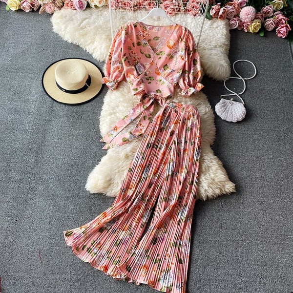 Ženski komplet s cvjetnim uzorkom i dugim plisiranim hlačama