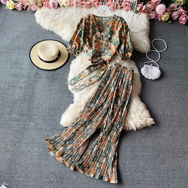 Ženski komplet s cvjetnim uzorkom i dugim plisiranim hlačama