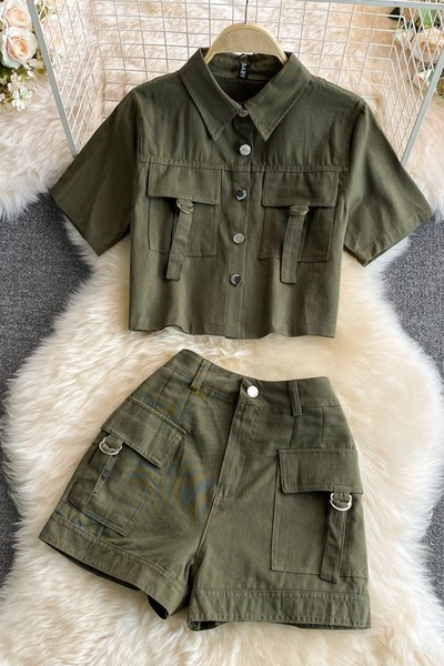 Moderan ženski komplet s gumbima i klasičnim ovratnikom